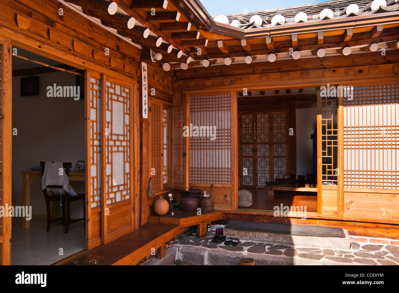 Casa Coreana tradizionale con cornici in legno e argilla tegole verso il villaggio di Bukchon Hanok, Seoul, Corea Foto Stock