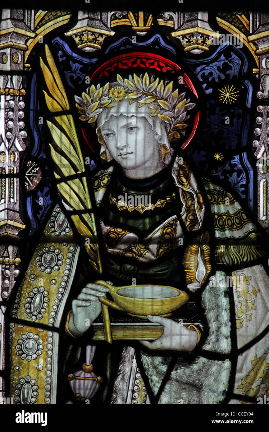 Una finestra di vetro colorato da C E Kempe & Co. raffigurante Santa Lucia, la chiesa di San Nicola, Carlton Scroop, Lincolnshire Foto Stock