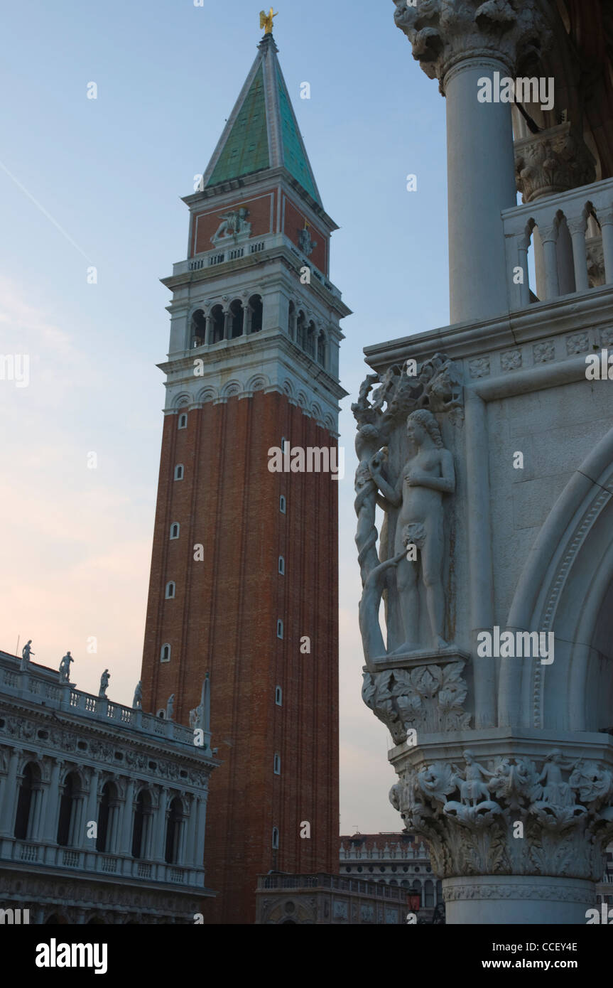 Il Palazzo Ducale e il Campanile campanile Piazzetta Piazza San Marco sestiere di Venezia Distretto Veneto Italia settentrionale Foto Stock