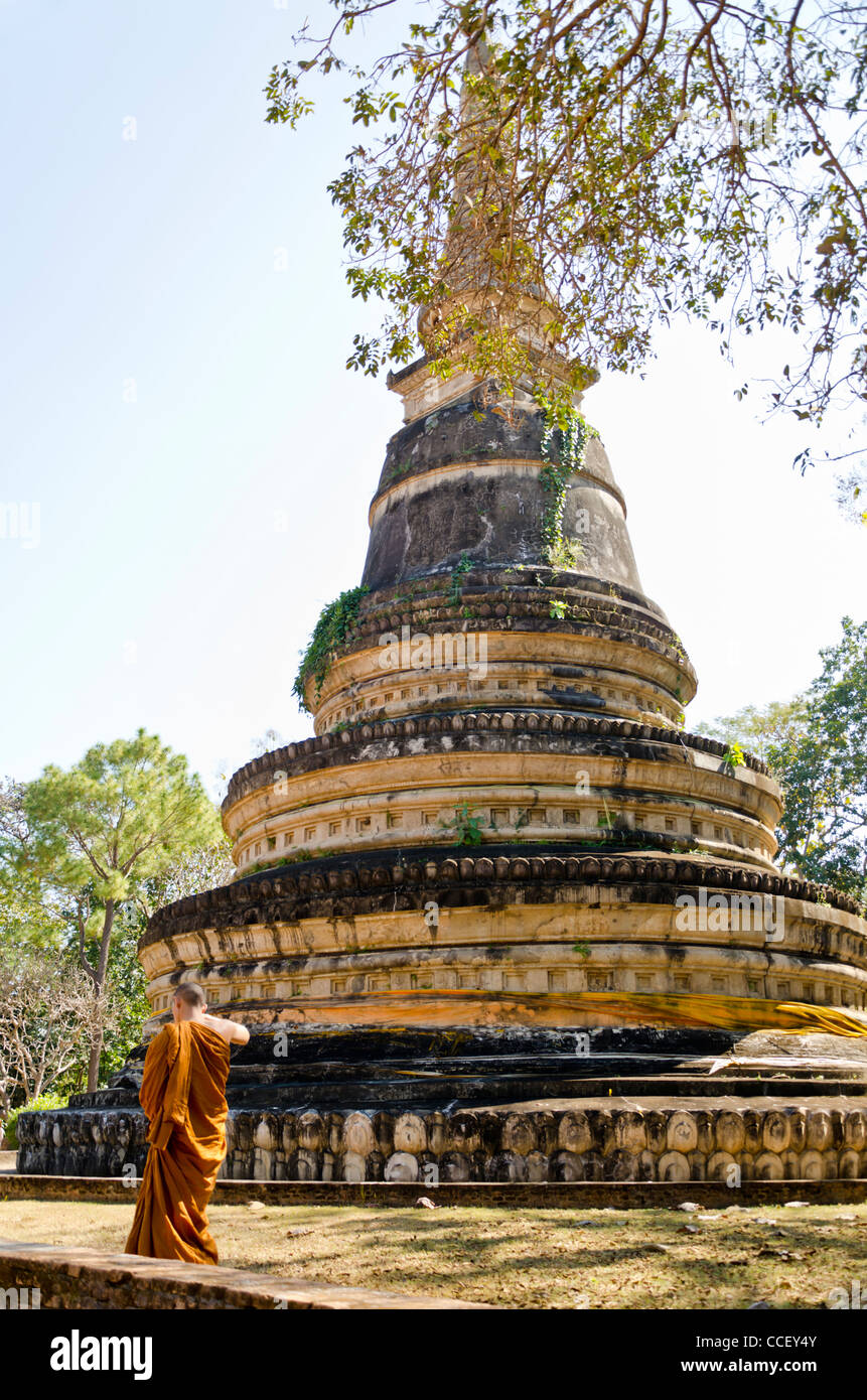 Monaco buddista in tunica arancione da passeggiate stupa di Wat U Mong tempio in Chiang Mai Thailandia Foto Stock