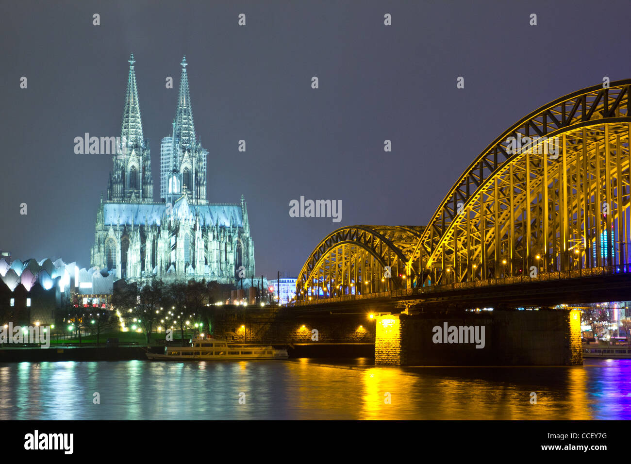 Riverside vista della cattedrale di Colonia e ponte ferroviario sul fiume Reno, Germania Foto Stock