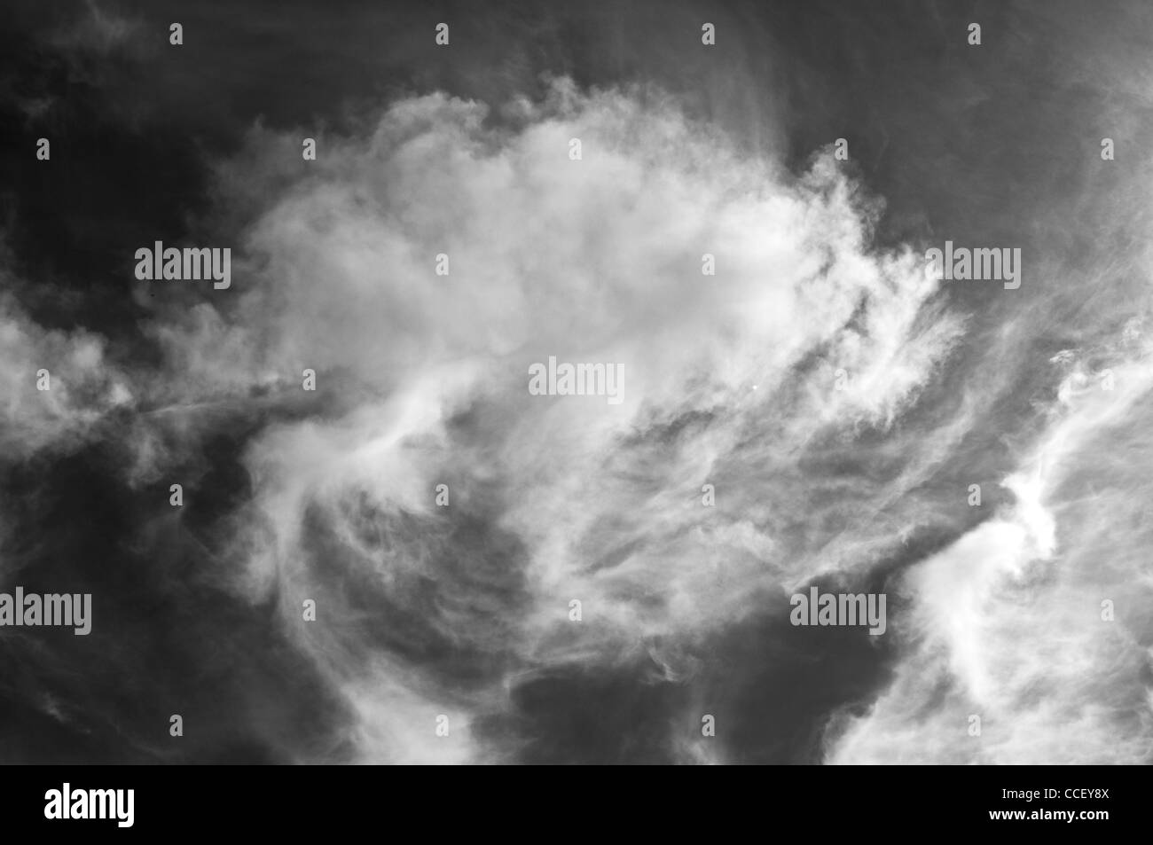 Cielo e nubi in bianco e nero Foto Stock