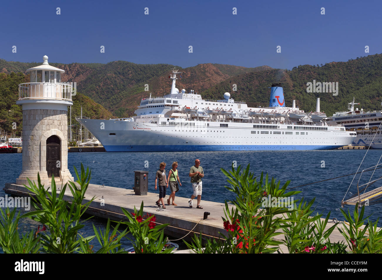 Marmaris Cruise Port, Marmaris, Muğla Provincia, la Turchia con la Thomson "celebrazione' sul quay. Foto Stock