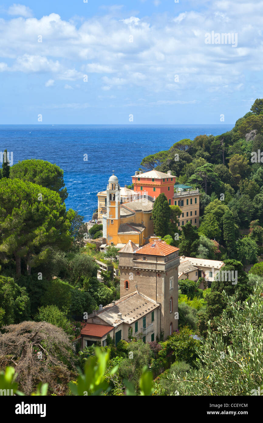 Paesaggio italiano: vista in ville, la cattedrale e il mare Foto Stock