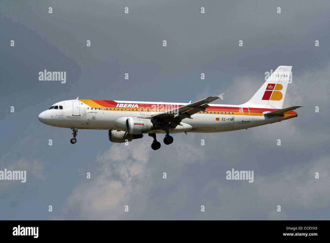 Iberia Airbus 320 atterra all'aeroporto di Francoforte Foto Stock