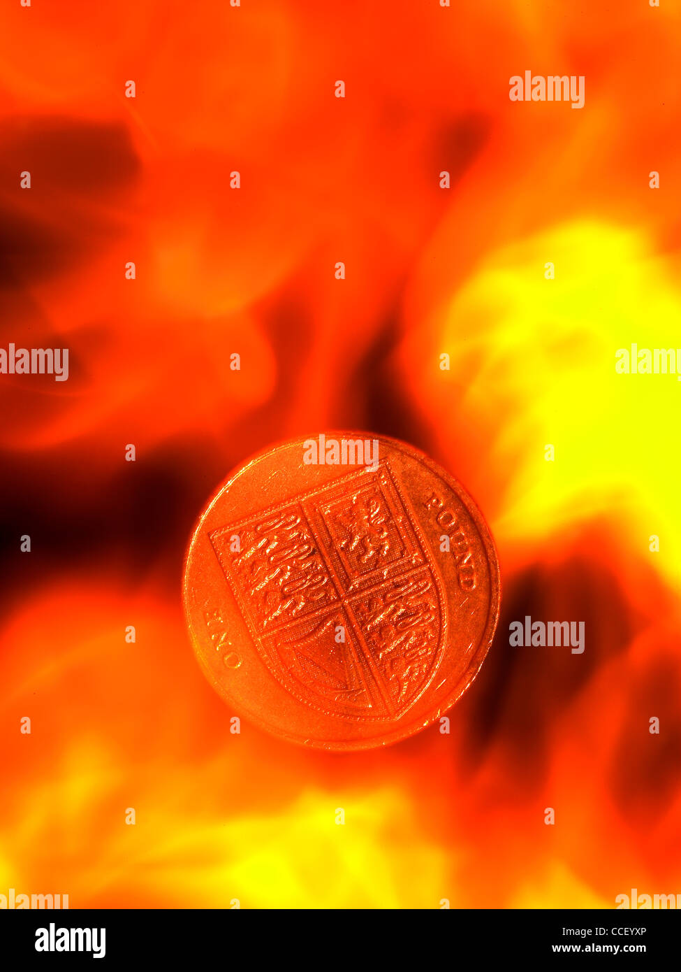 Una libbra di moneta tra le fiamme Foto Stock