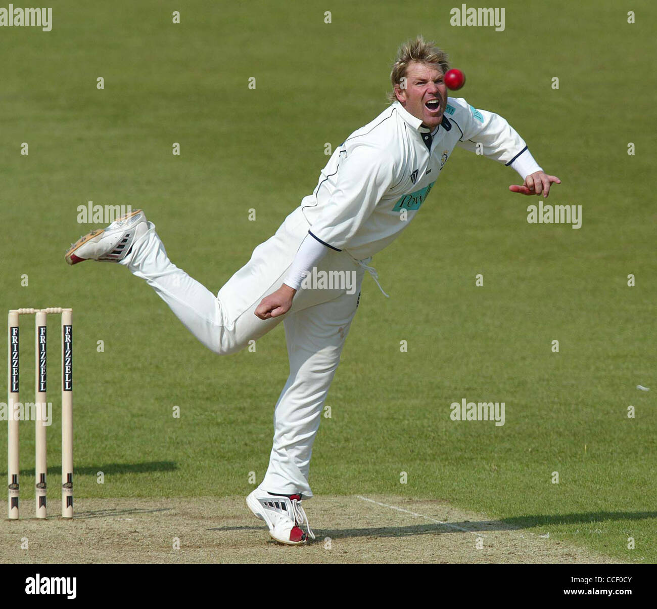 Australian cricketer Shane Warne bowling per Hampshire contro Sussex a Hove 2005. Foto di James Boardman. Foto Stock