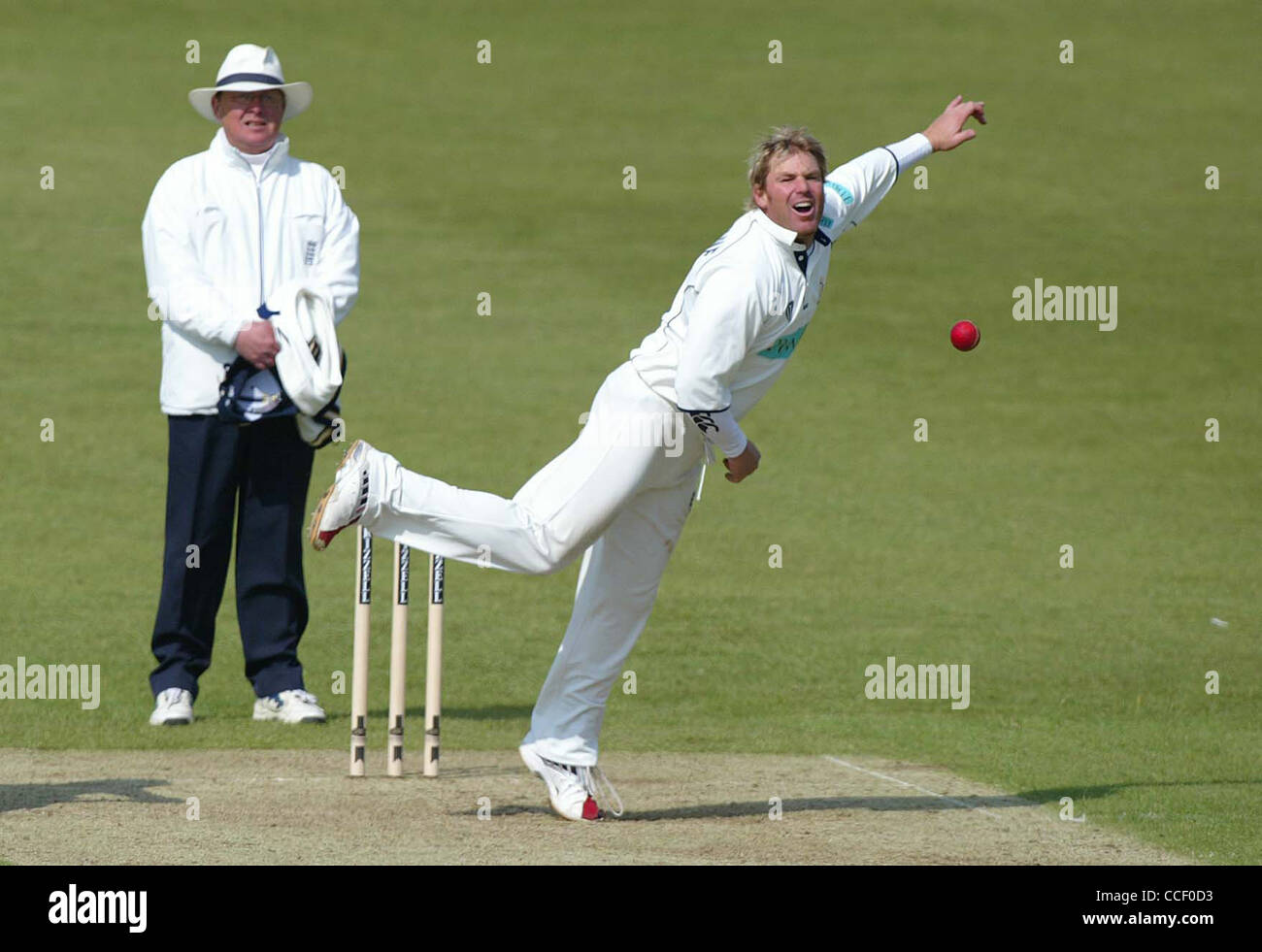 Australian cricketer Shane Warne bowling per Hampshire contro Sussex a Hove 2005. Foto di James Boardman. Foto Stock