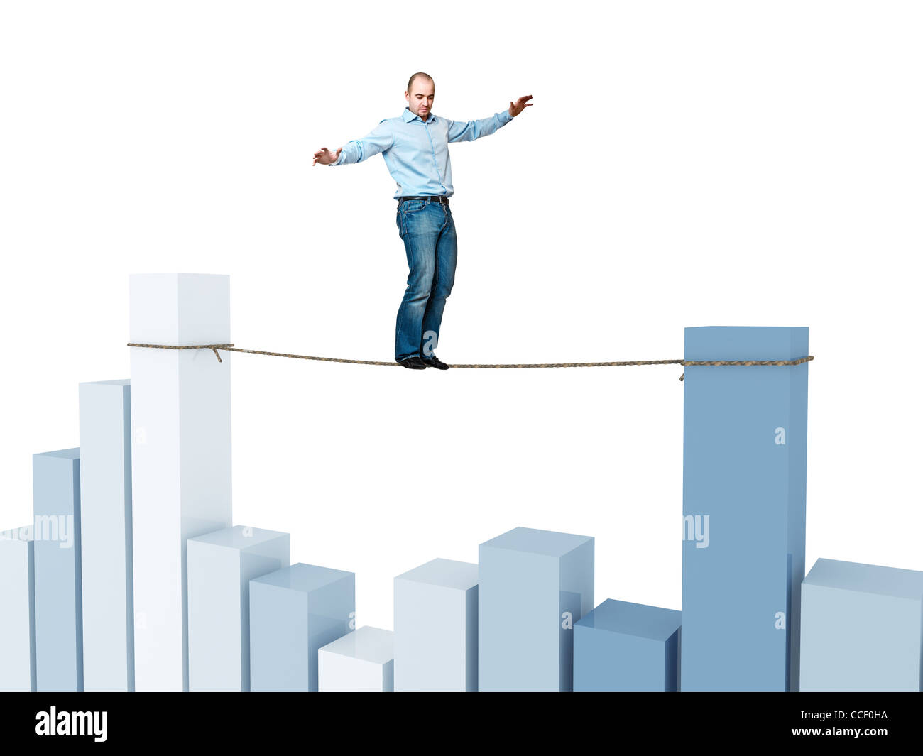 Uomo sulla corda tenta di equilibrio stesso Foto Stock