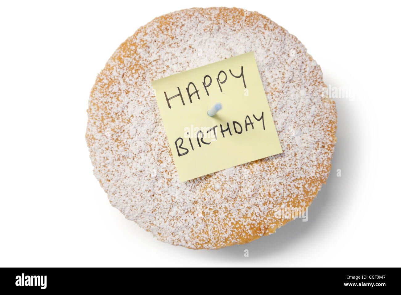 Angolo di alta vista del "Buon compleanno" nota su zucchero a velo pan di spagna Foto Stock