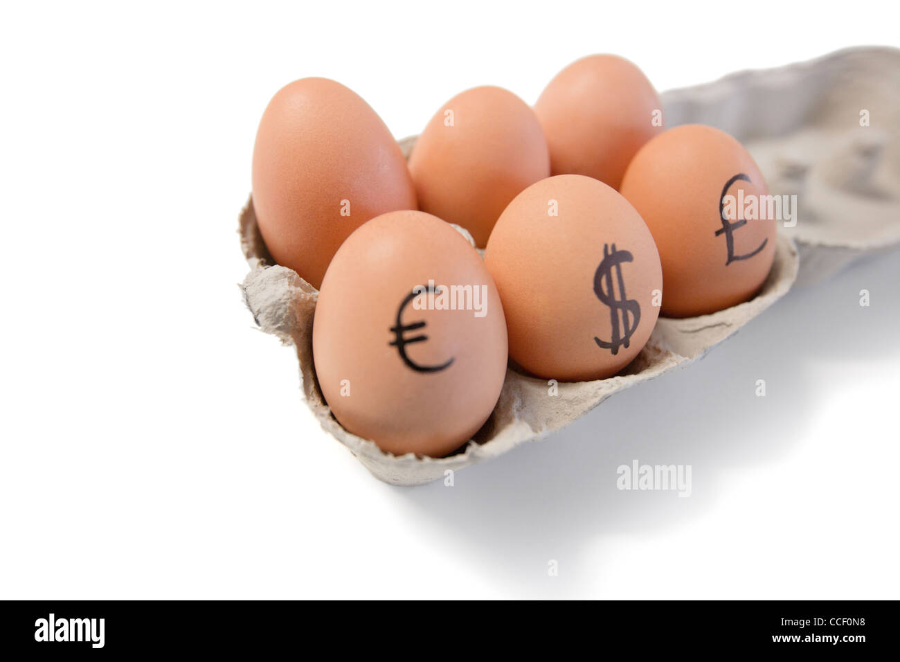 Uova con simboli di valuta su di esso Foto Stock
