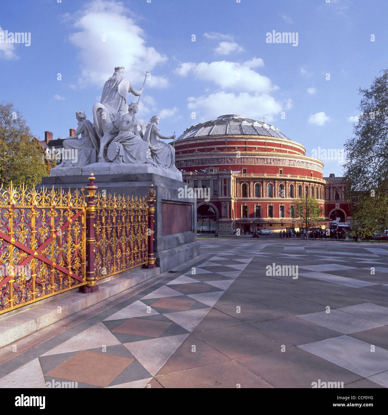 La storica Londra vittoriana fa parte degli edifici della sala concerti Albert Memorial & Royal Albert Hall a Kensington Gardens Royal Park Inghilterra Regno Unito Foto Stock