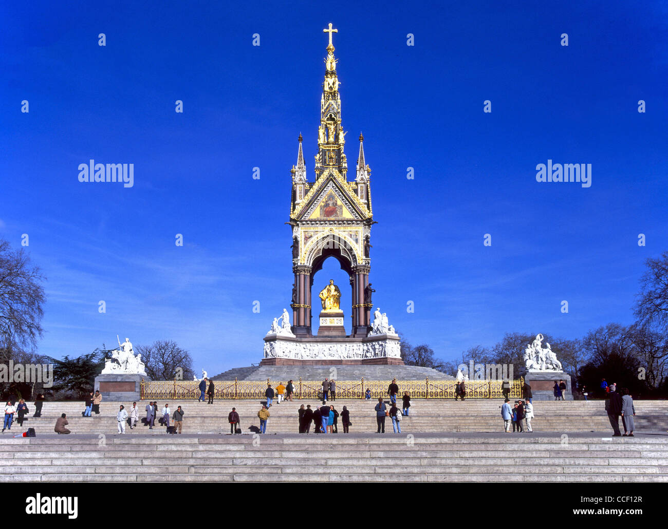 Storico monumento turistico vittoriano di Londra Albert Memorial nel paesaggio dei Kensington Gardens con il principe Alberto seduto giorno blu cielo Londra Inghilterra Regno Unito Foto Stock