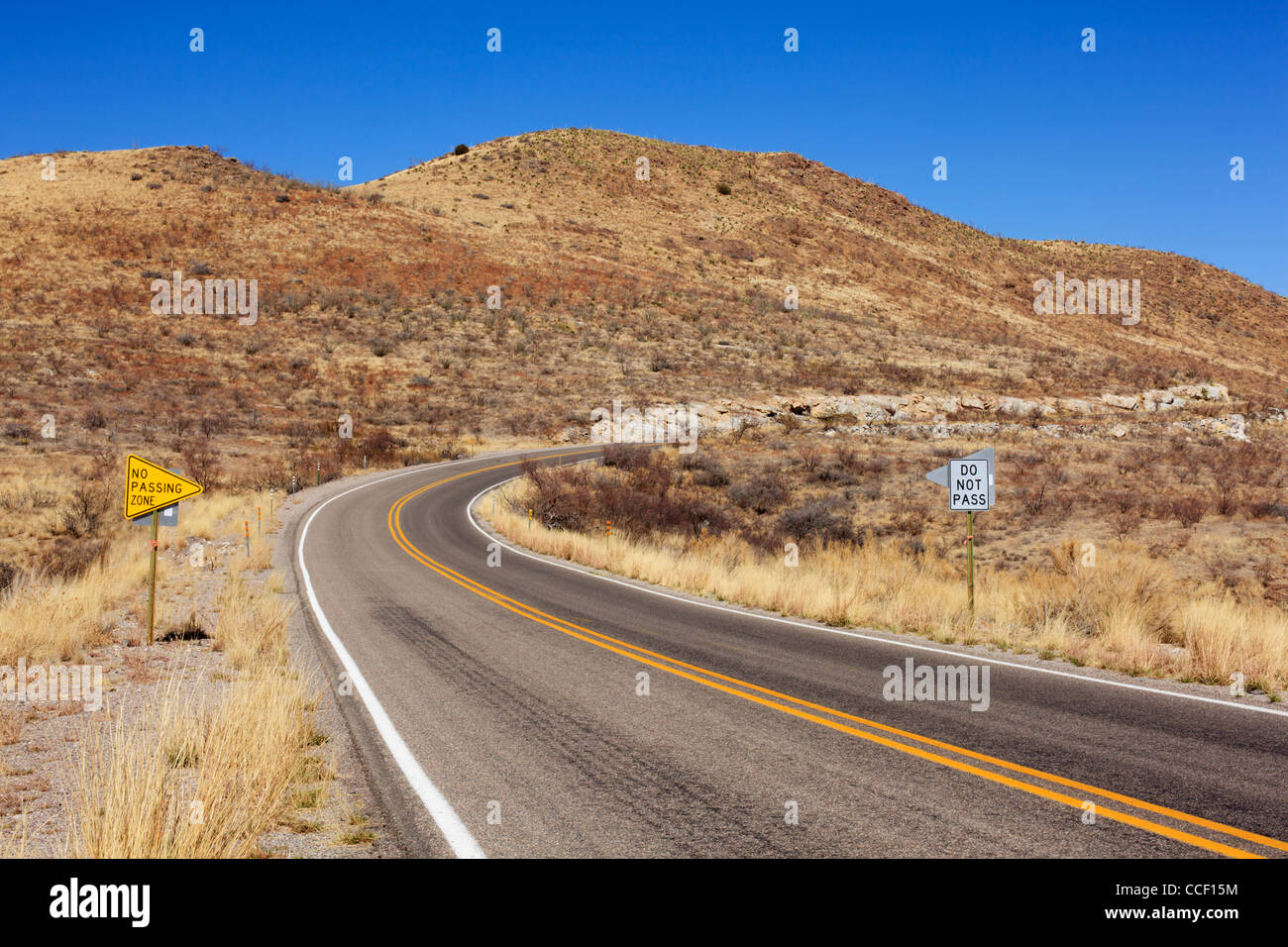 Autostrada rurale nel Nuovo Messico ad ovest di Socorro. Foto Stock