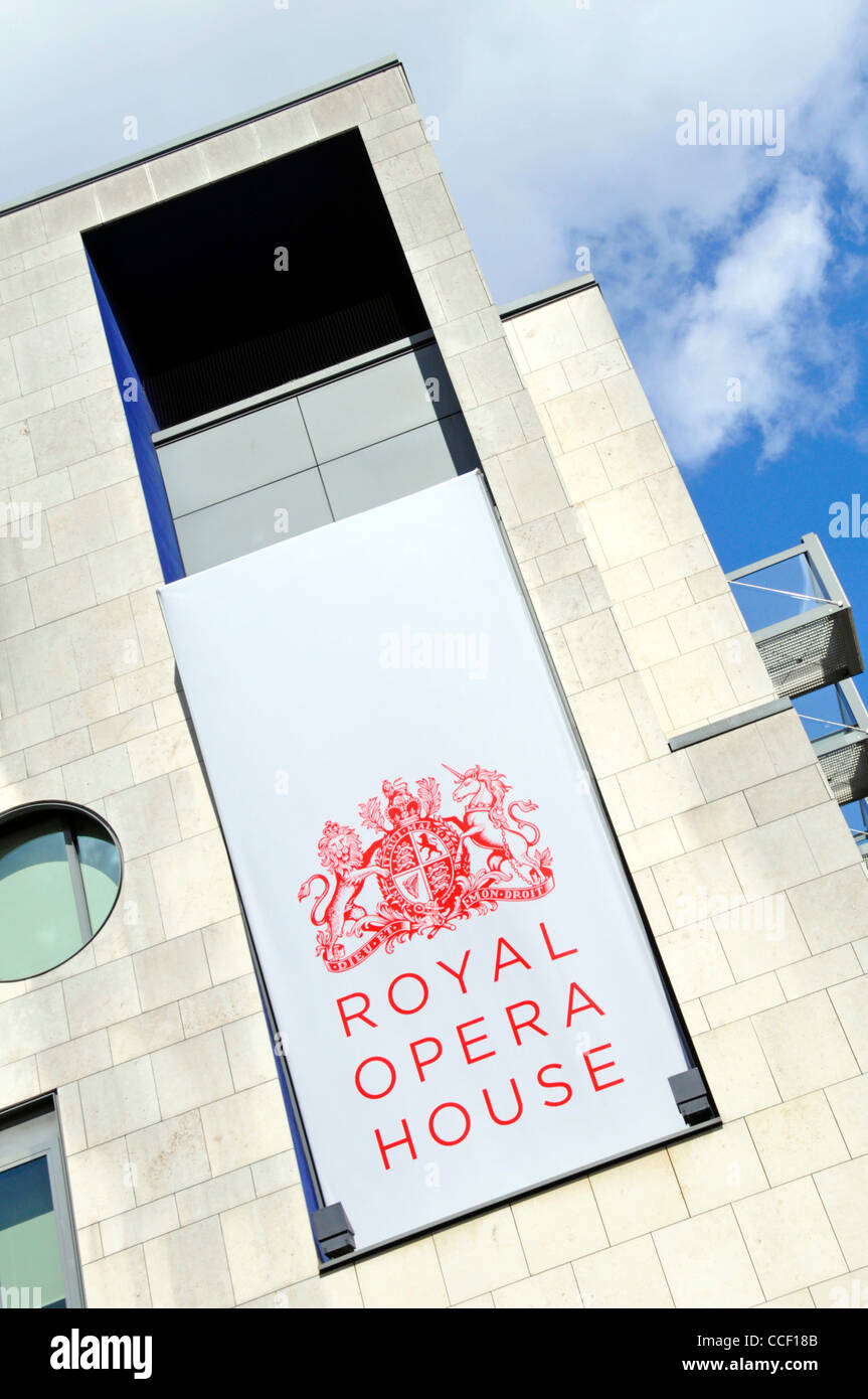 Segno rosso e lo stemma con il crest sulla parete esterna della Royal Opera House Covent Garden building Londra Inghilterra REGNO UNITO Foto Stock