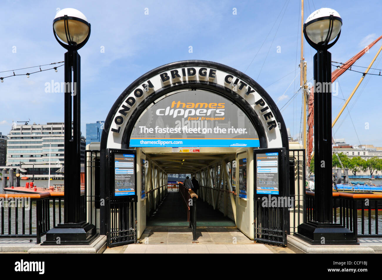 Thames clippers trasporti pubblici passerella Ponte di Londra al porticciolo della città sul fiume Tamigi Southwark England Regno Unito Foto Stock