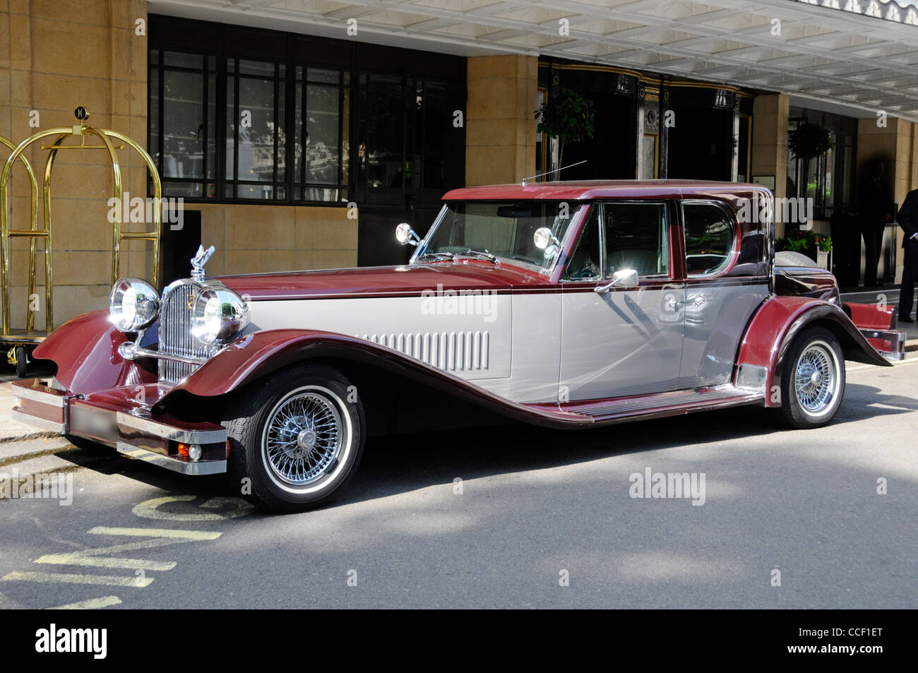 Lato anteriore e di personalizzato costruito Buckingham V12 berlina sportiva macchina parcheggiata fuori il Dorchester Hotel Park Lane Mayfair Hotel Londra Inghilterra REGNO UNITO Foto Stock