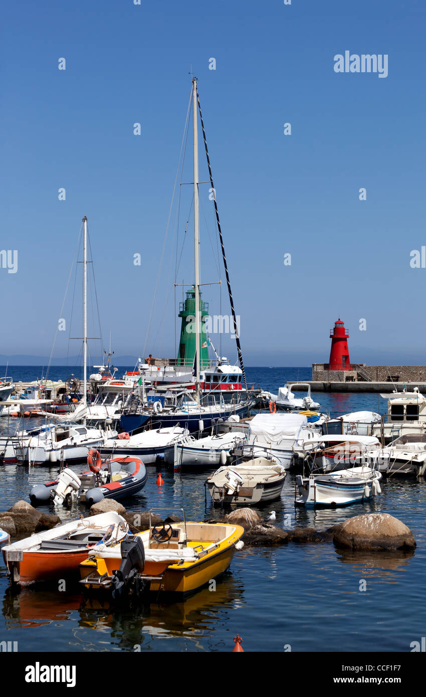 Barche nel porticciolo di Isola del Giglio, Arcipelago Toscano, Italia. Foto Stock