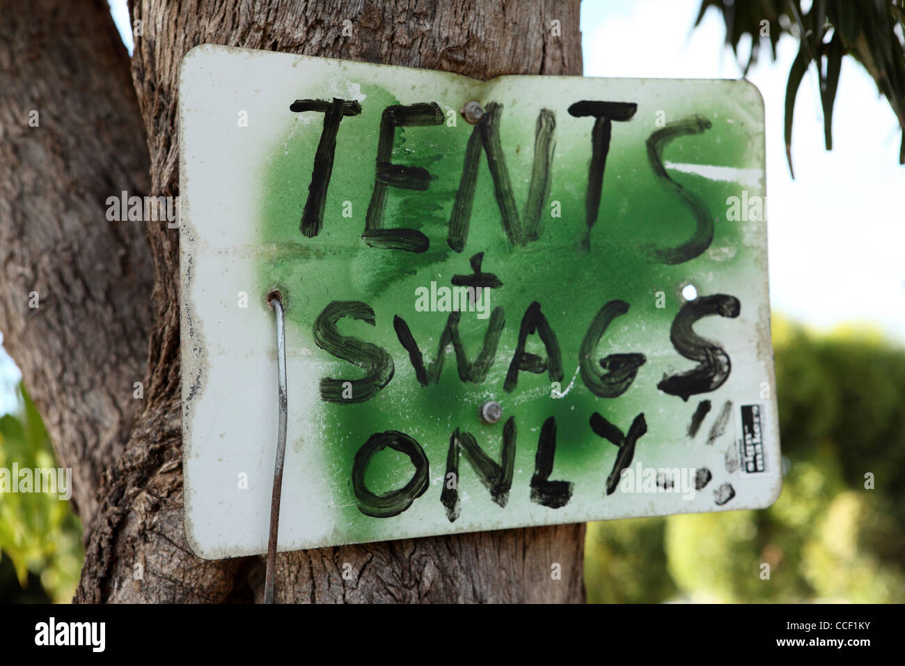 Un sito su un australiano campeggio è contrassegnato come riservati per tende e festoni soltanto. Foto Stock