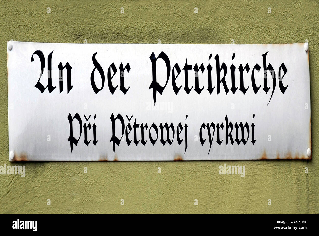 Un cartello stradale di Bautzen in lingua tedesca e in lingua serba al Petrikirche - Pri Petrowej cyrkwi. Foto Stock