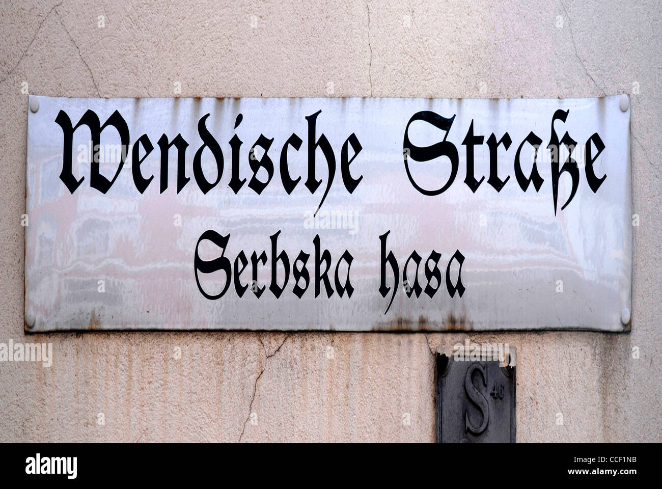 Un cartello stradale di Bautzen in lingua tedesca e in lingua serba al Wendische Strasse - Srpska presentauna. Foto Stock
