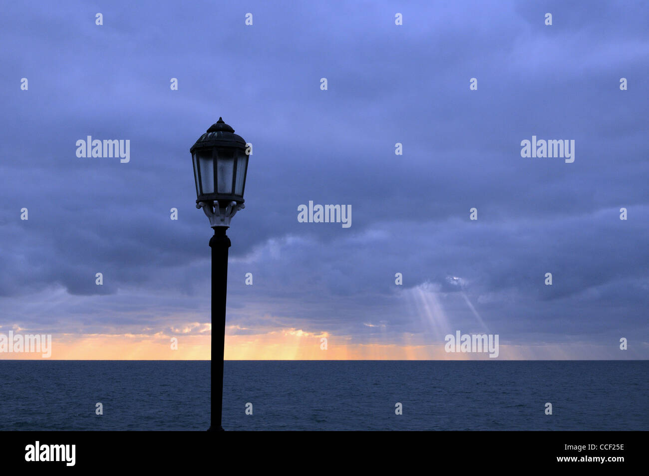 Inverno seascape con lampada posta in primo piano,Worthing Foto Stock