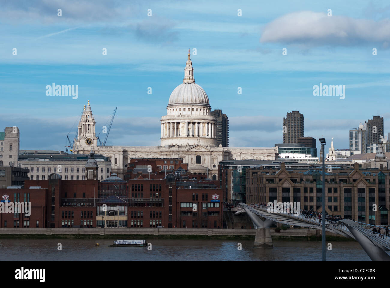 Città di Londra visti attraverso il fiume Tamigi da Southbank Foto Stock