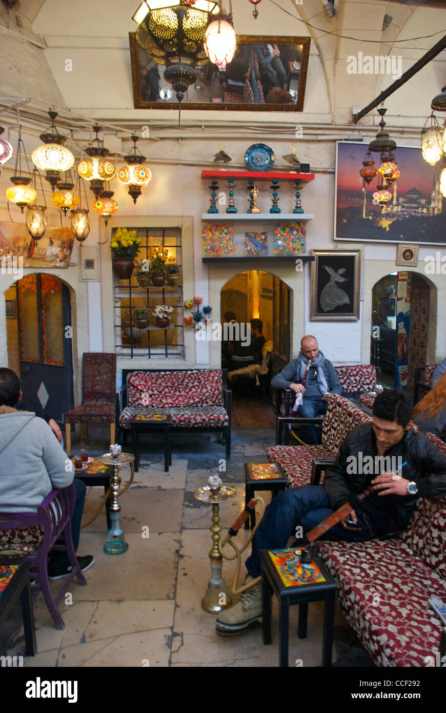 Bollitore per tè e hookah lounge, Istanbul, Turchia, Dic 2011 Foto Stock