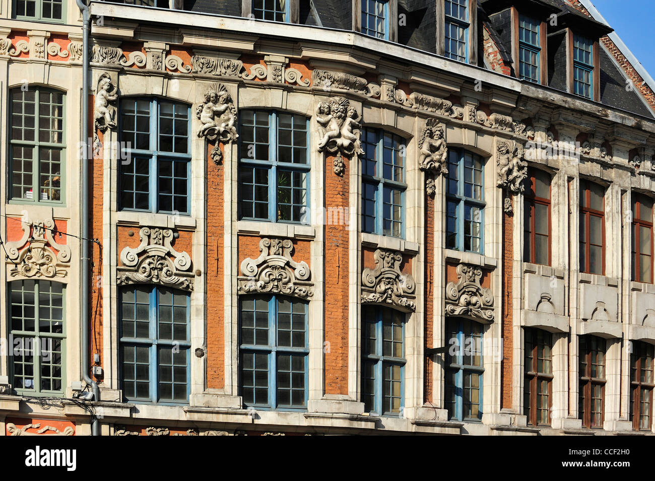 Case storiche in corrispondenza del gambale Vieux-Lille ancora mostra palle  di cannone austriache presentata nella facciata, Lille, Francia Foto stock  - Alamy