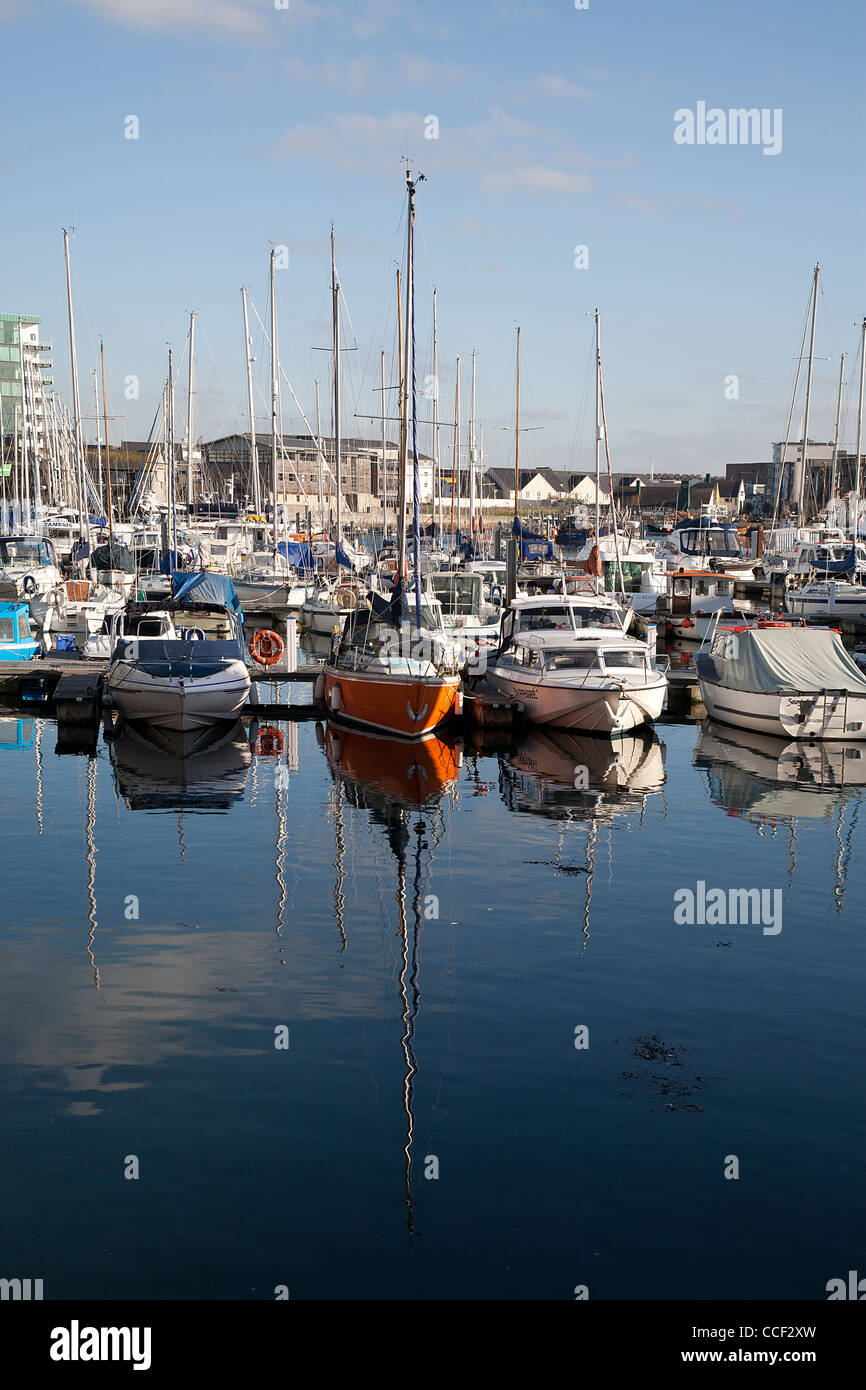 Barca riflessioni sulla Barbican, Plymouth Foto Stock