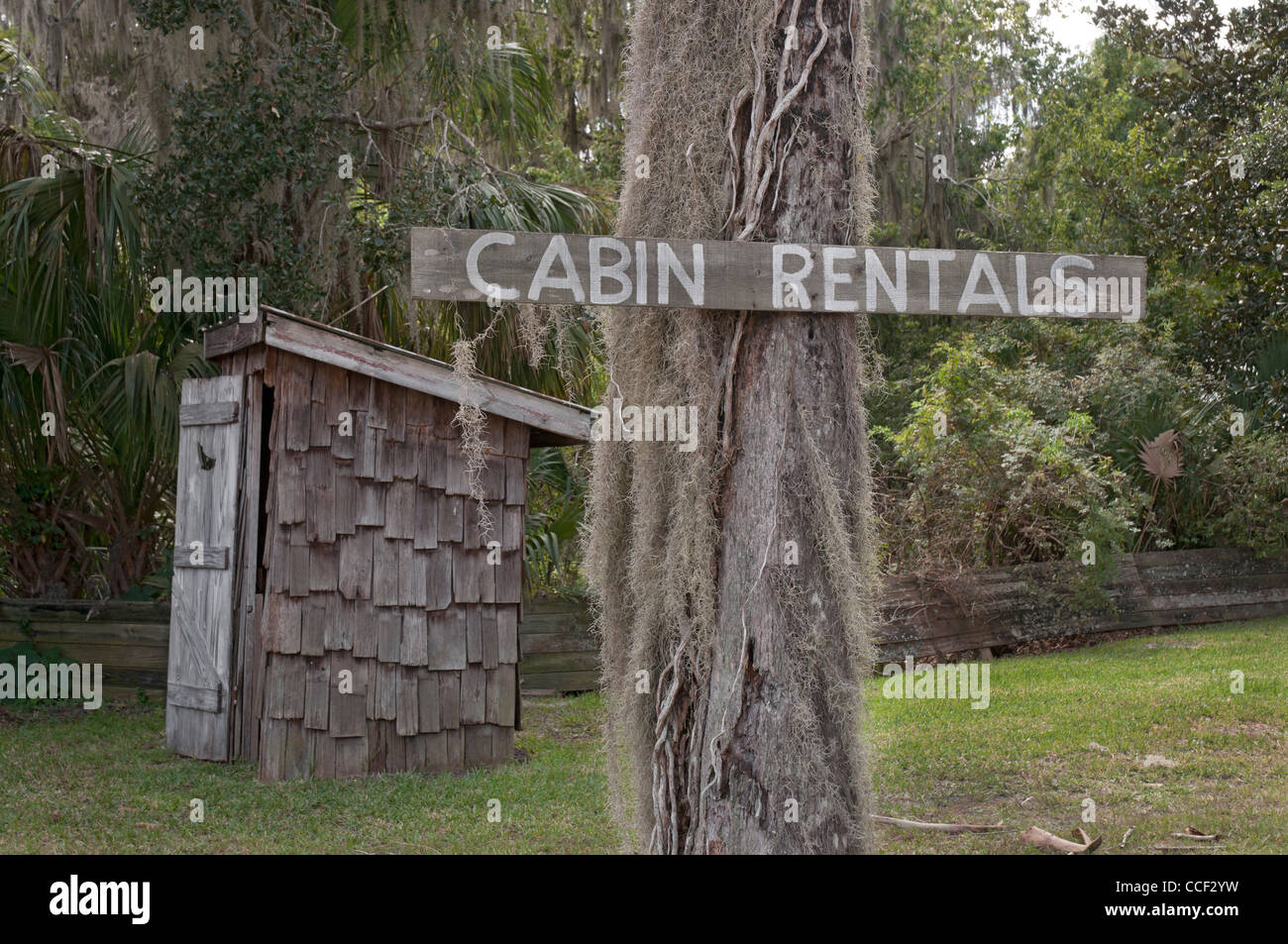 Cross Creek Florida. Segno umoristico apparentemente offrendo dipendenza per affitti di cabina. Foto Stock