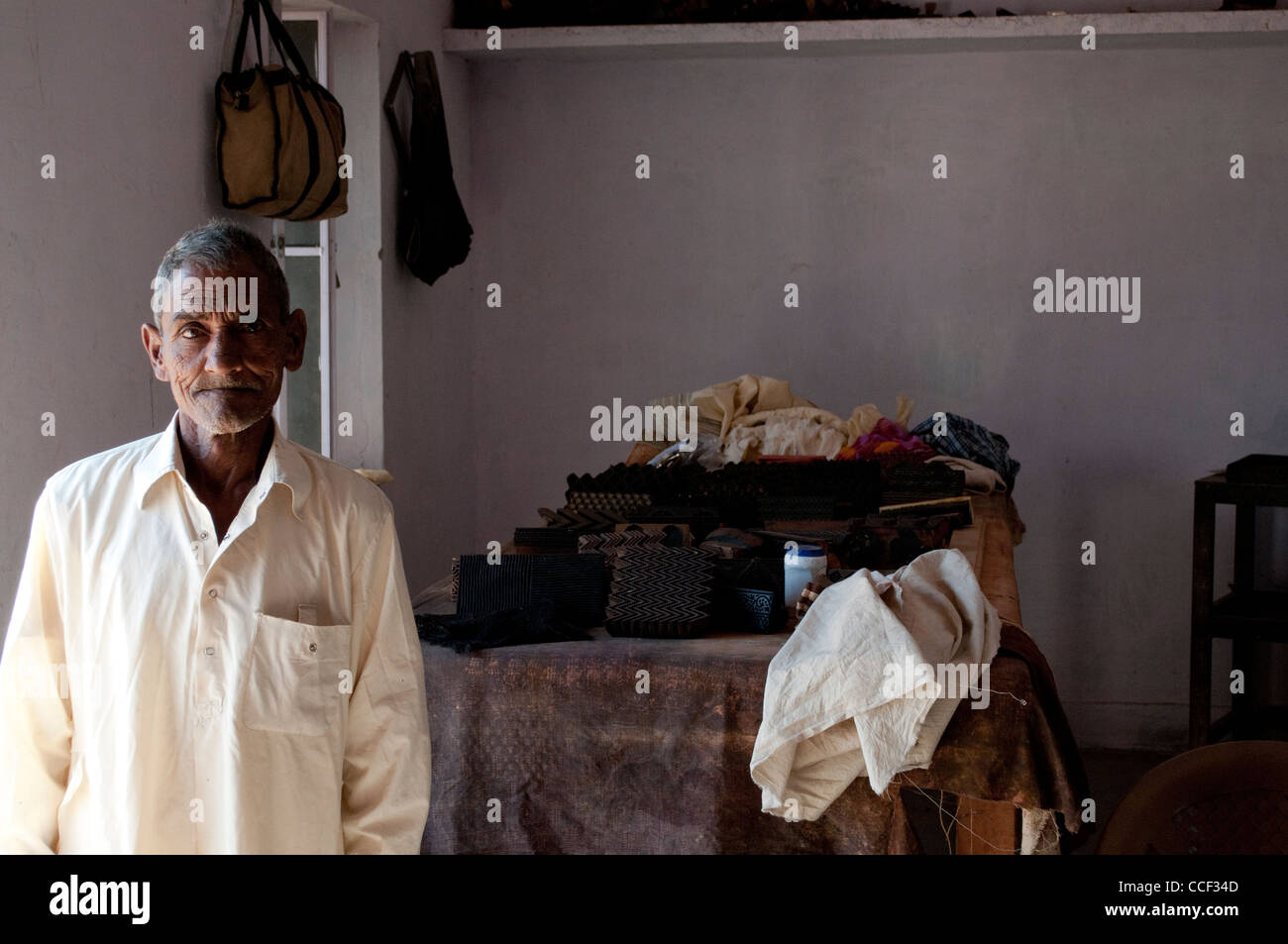 Uomo più anziano nel blocco di tessuto la stampa workshop, Bagru village, Jaipur, Rajasthan, India Foto Stock