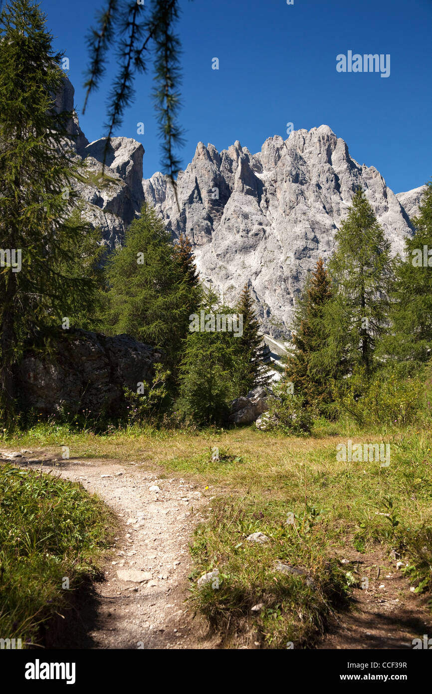 Il sentiero e vedute del Monte Popera dal Passo Monte Croce, Dolomiti italiane, Alpi. Foto Stock