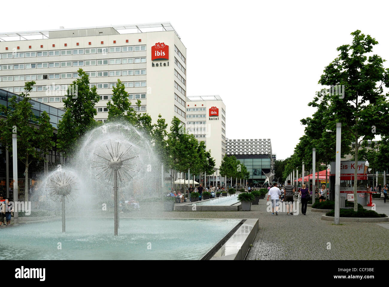 Praga street a Dresda in vista degli hotel del gruppo Ibis, ex Inter Hotel della RDT. Foto Stock