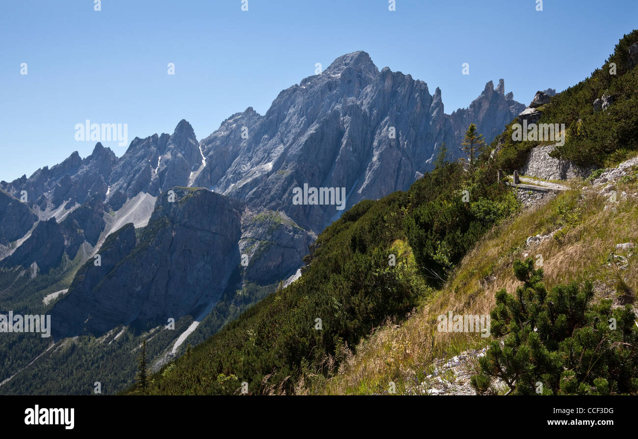 Viste nei pressi del Passo Monte Croce in italiano delle Alpi Dolomitiche Foto Stock