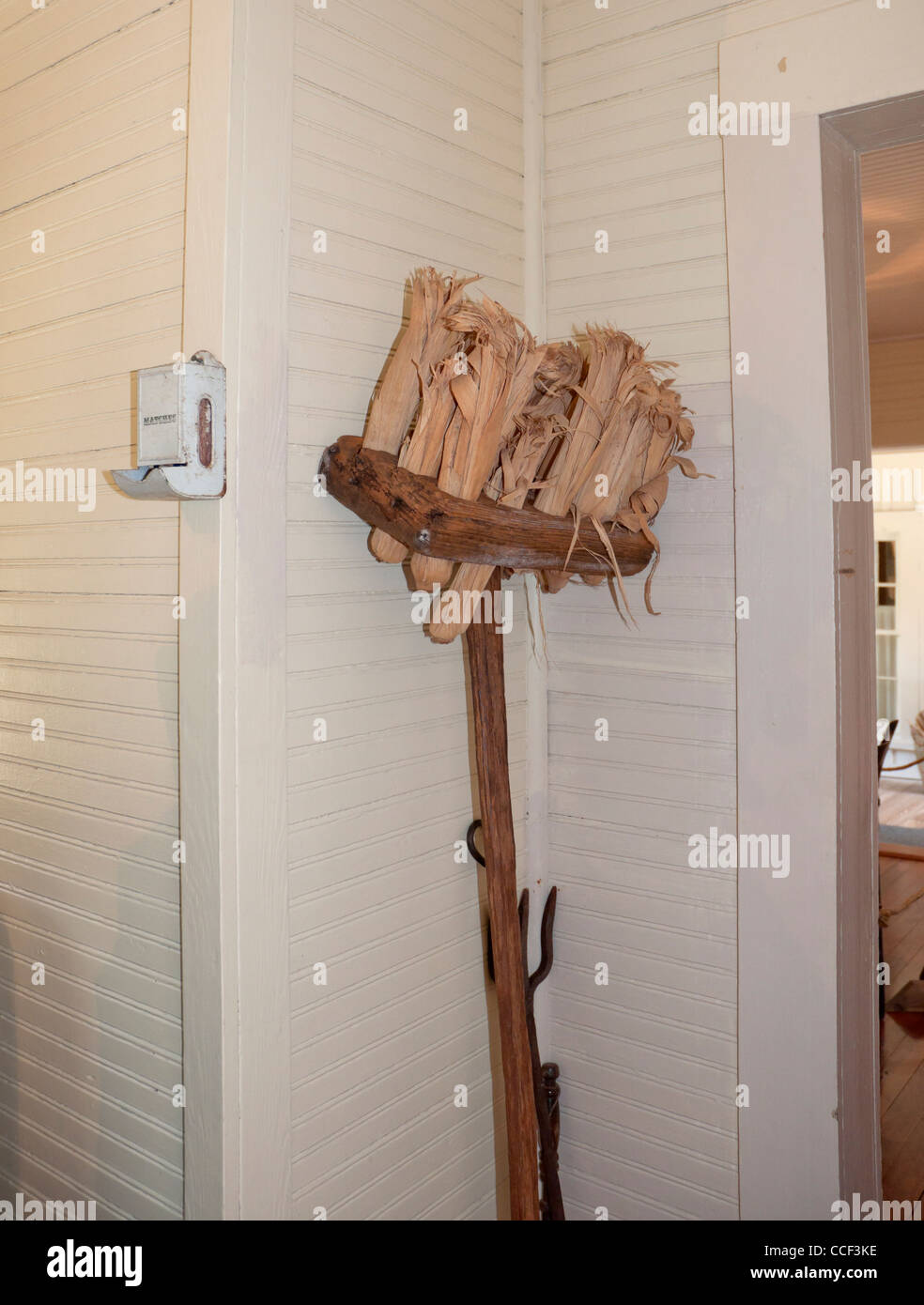 Marjorie Kinnan Rawlings Historic State Park, Cross Creek, Florida. Antique Corn buccia scopa in cucina. Foto Stock
