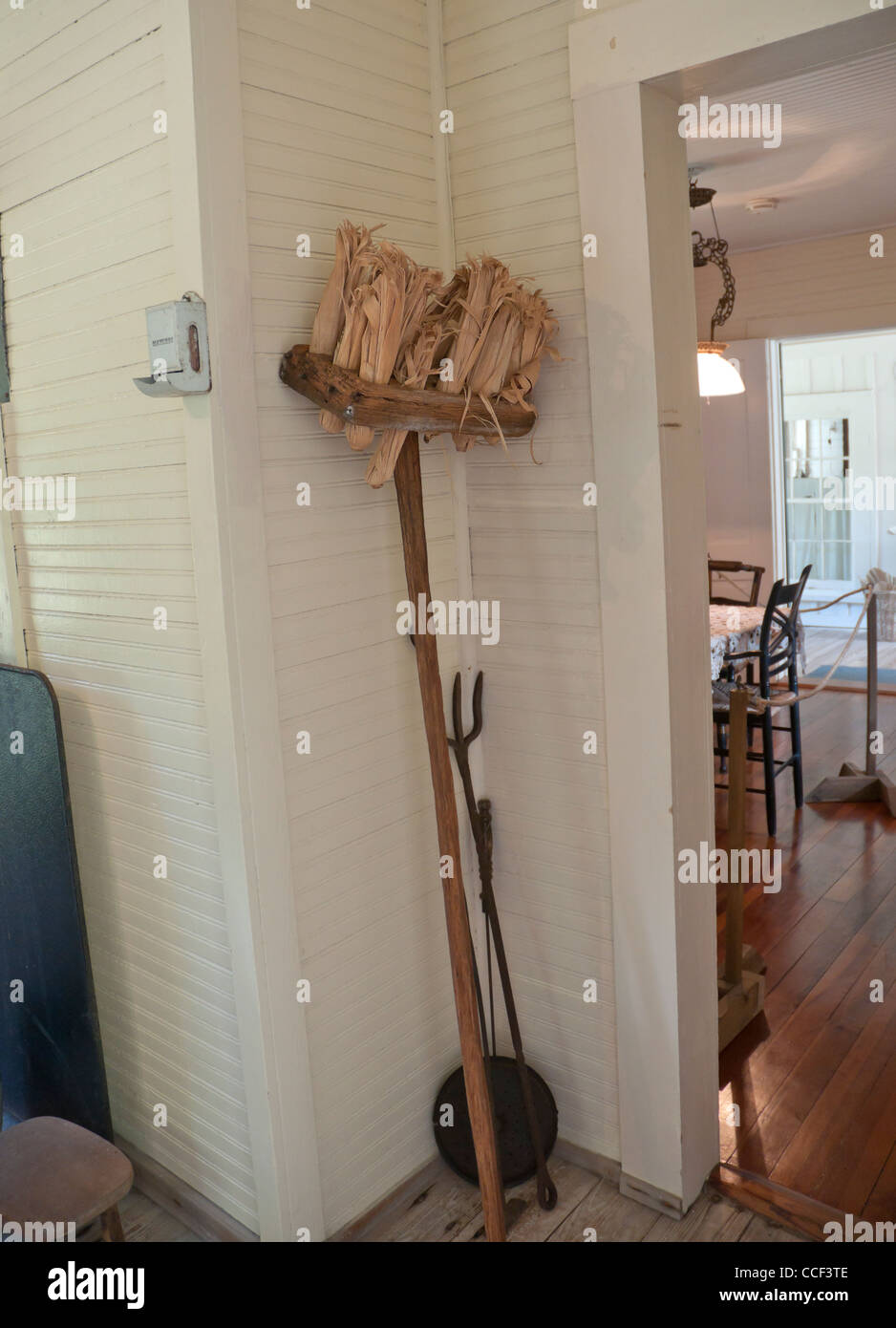 Marjorie Kinnan Rawlings Historic State Park, Cross Creek, Florida. Qui mostra un Corn buccia ginestra puntellato in cucina. Foto Stock