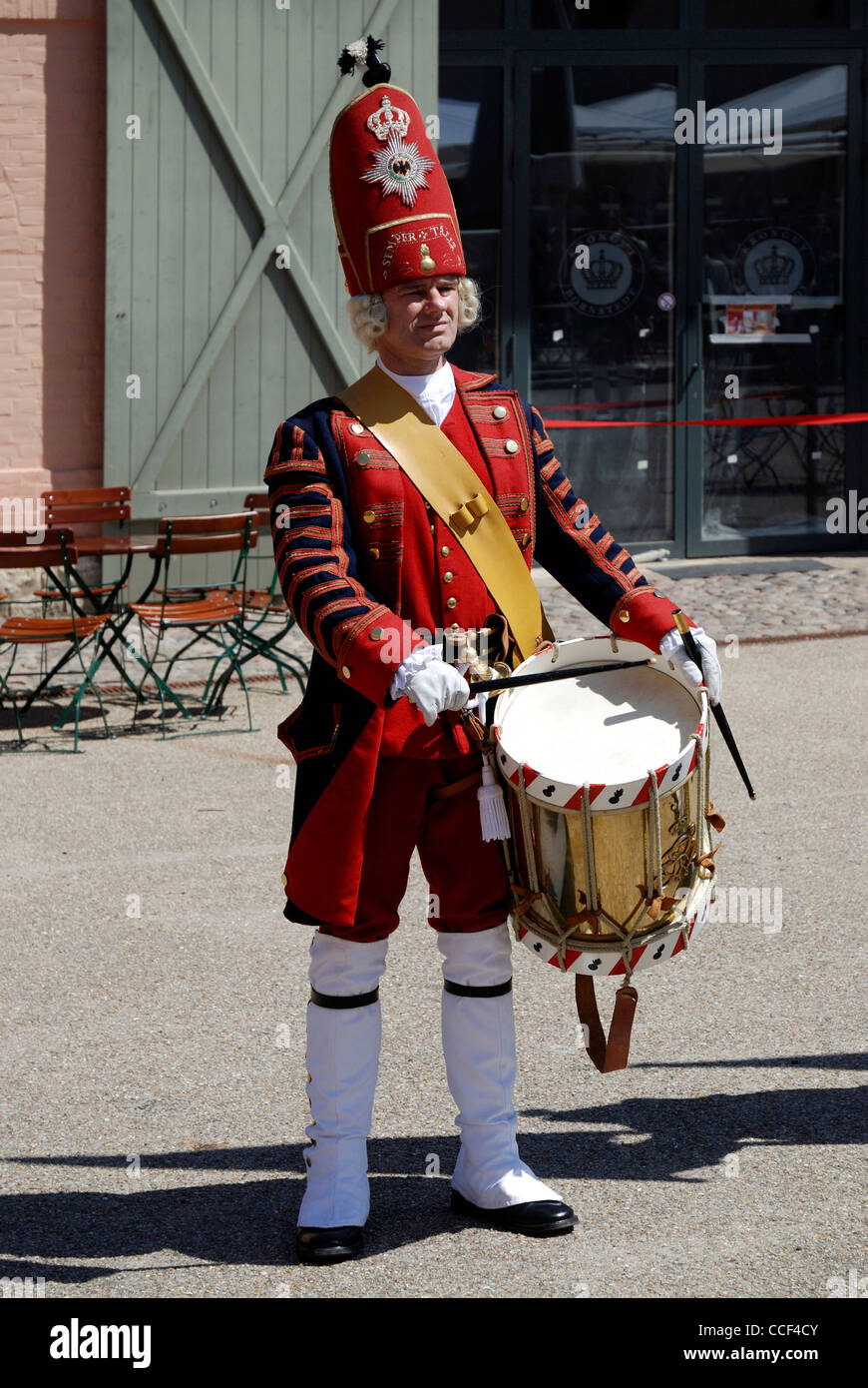 Il batterista del 'Potsdamer Riesengarde' storica in uniforme prussiana sul Krongut Bornstedt a Potsdam. Foto Stock