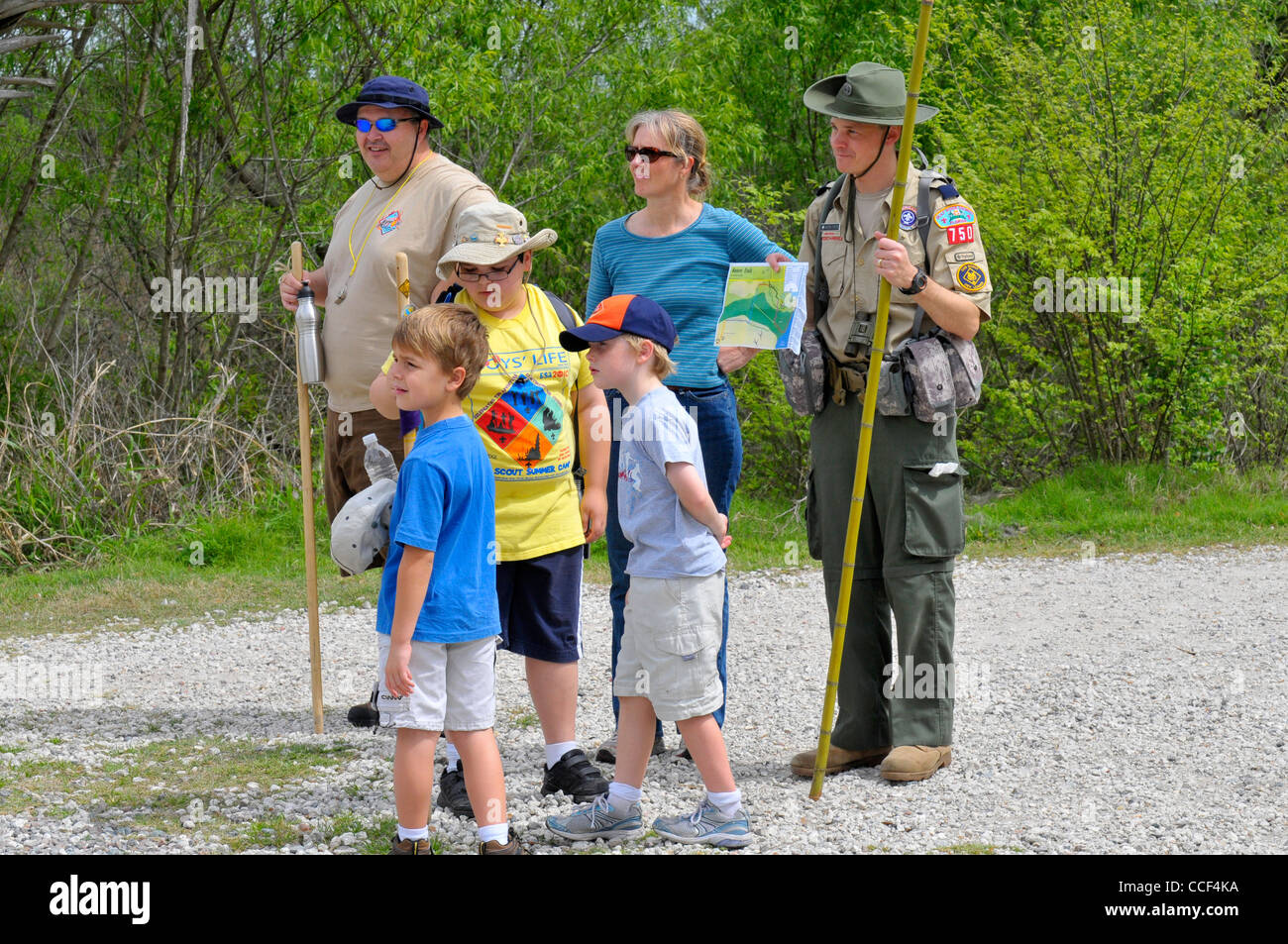 I visitatori e gli escursionisti boy scout visita il cerchio B Bar natura sentieri di riserva in Lakeland Florida Foto Stock