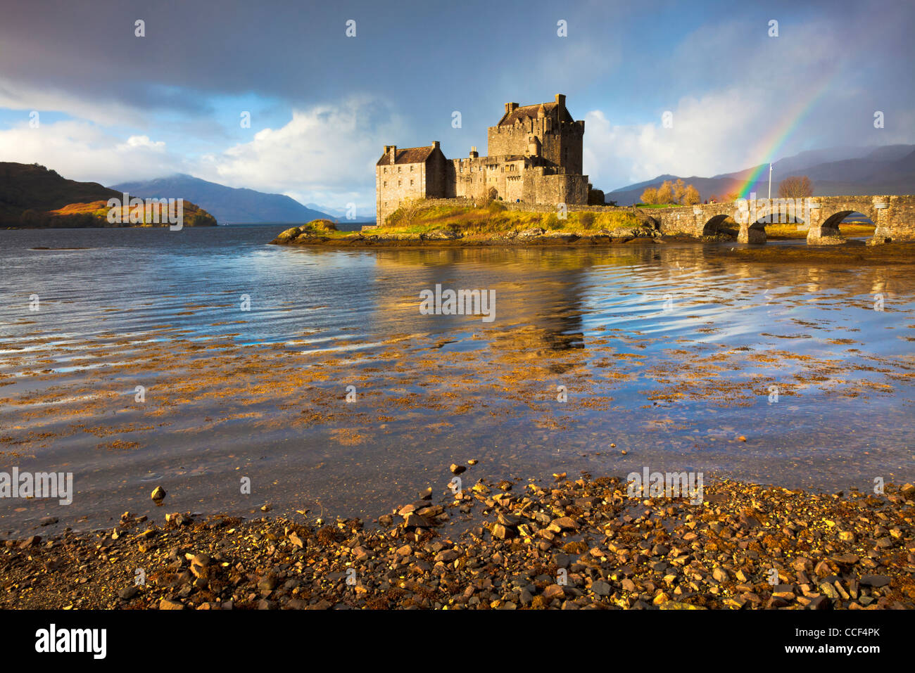 Eilean Donan Castle vicino a Dornie sulla strada verso l'Isola di Skye Foto Stock