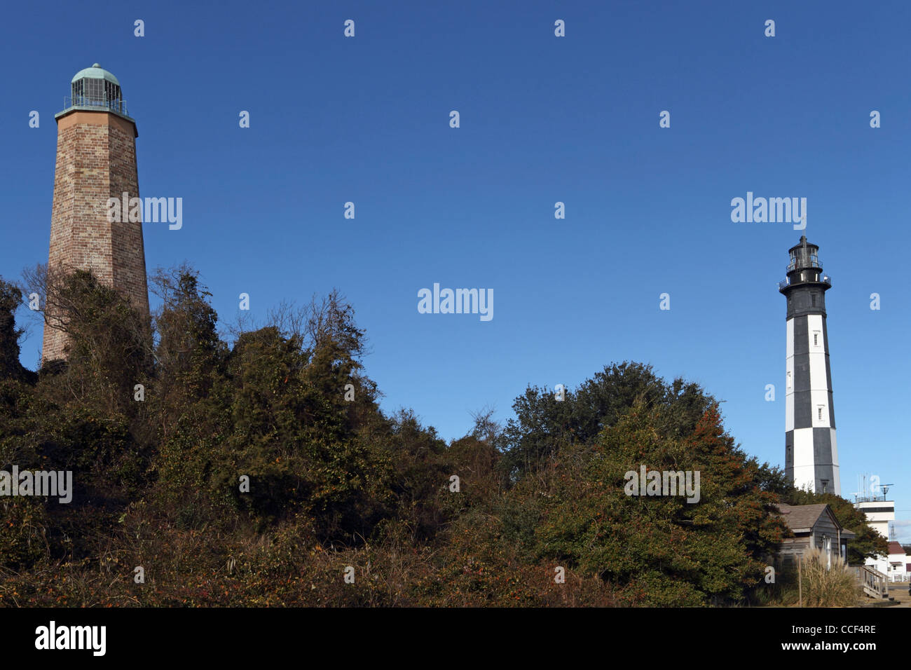 La pietra originale Cape Henry Lighthouse sulla sinistra con il nuovo faro CapeHenry che è stato costruito in 1881 Foto Stock