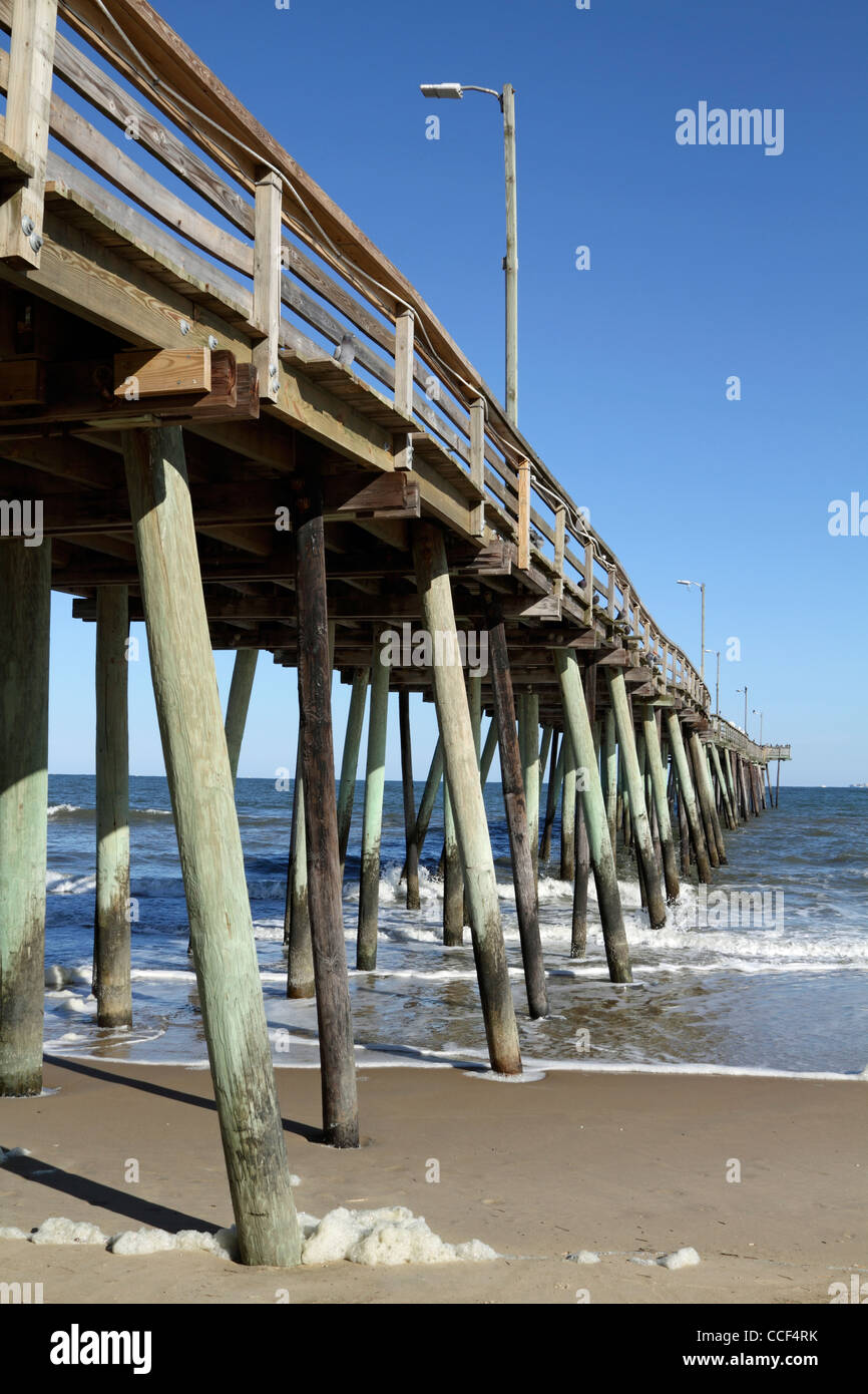 Un molo pesca proteso verso l'Oceano Atlantico. Virginia Beach, VA. Stati Uniti d'America Foto Stock