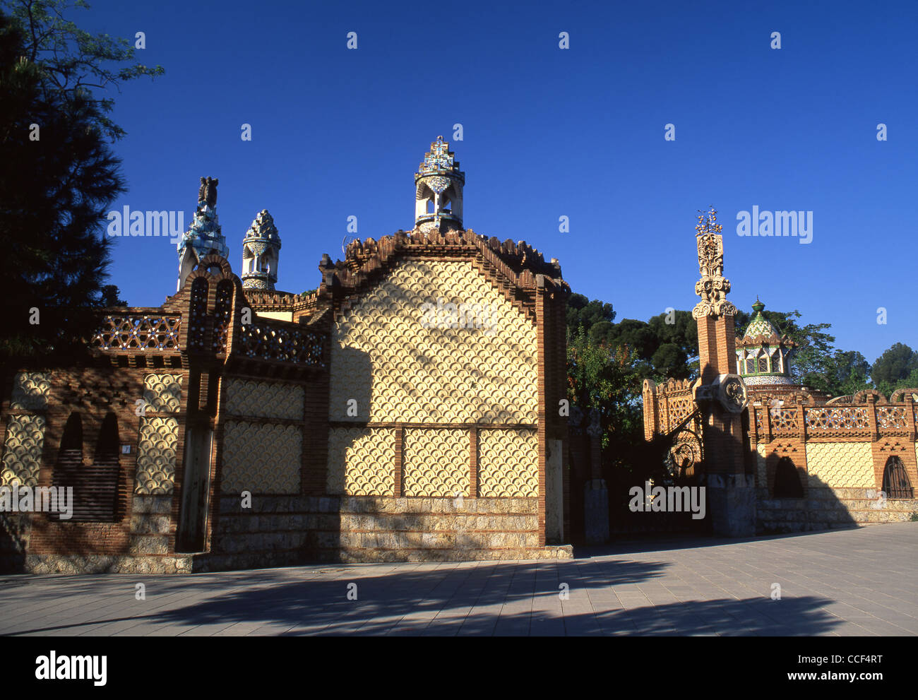 Cancello di ingresso alla Pavellons Güell costruito dal famoso architetto modernista Antoni Gaudi i Cornet Pedralbes Barcellona Catalogna Spagna Foto Stock