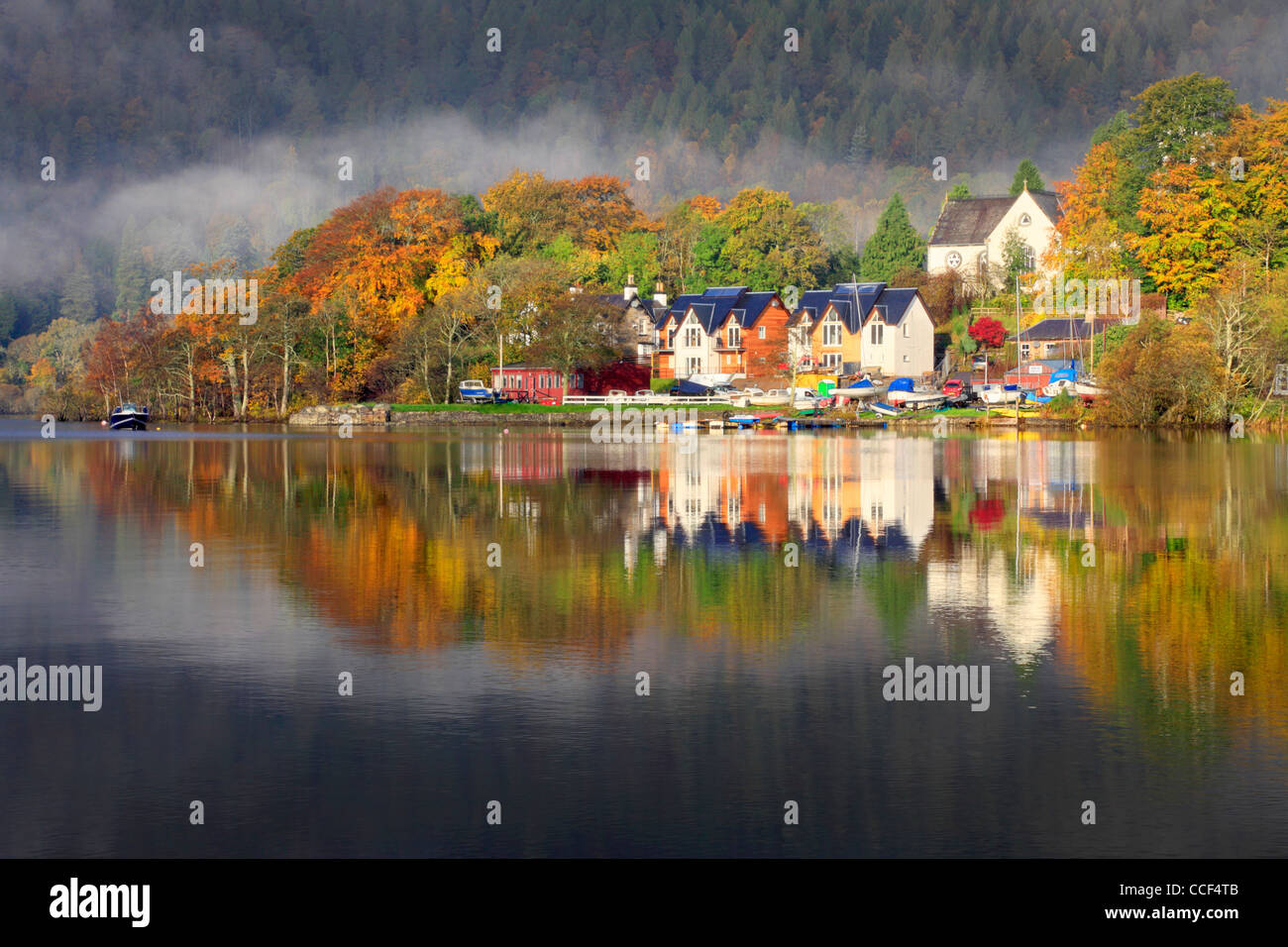 Kenmore riflessa in Loch Tay, Scozia. Catturata su un suggestivo in autunno mattina Foto Stock