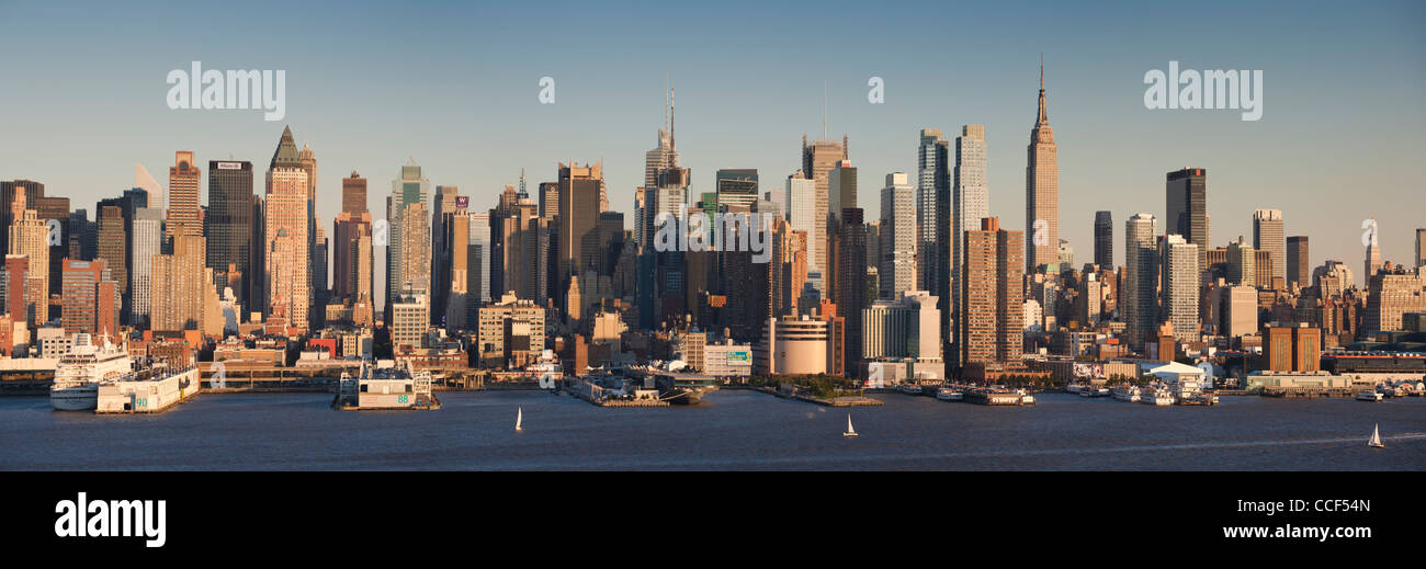 Panorama del centro cittadino di Manhattan con l' Empire State building e piloni Foto Stock