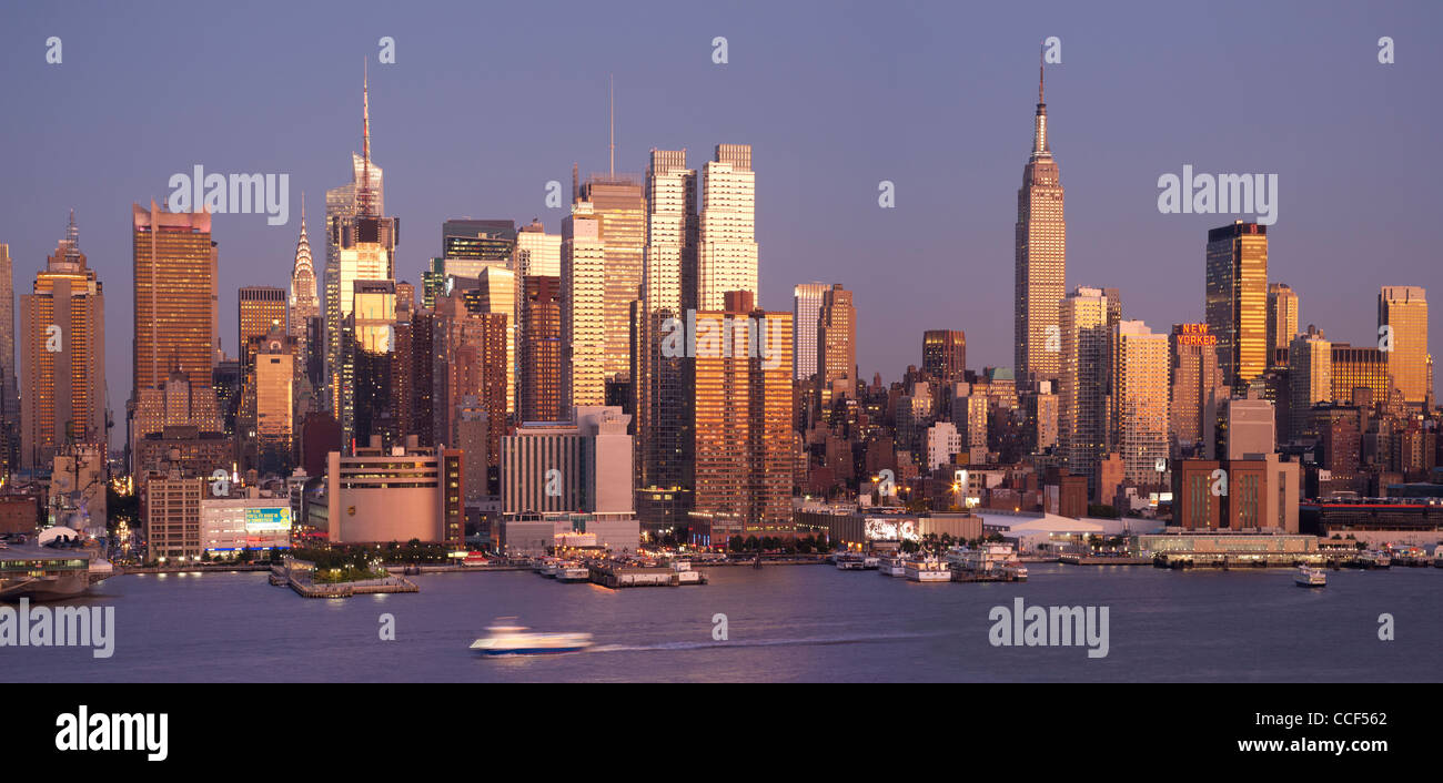 Il tramonto del Midtown Manhattan Skyline dipinge i grattacieli gold Foto Stock