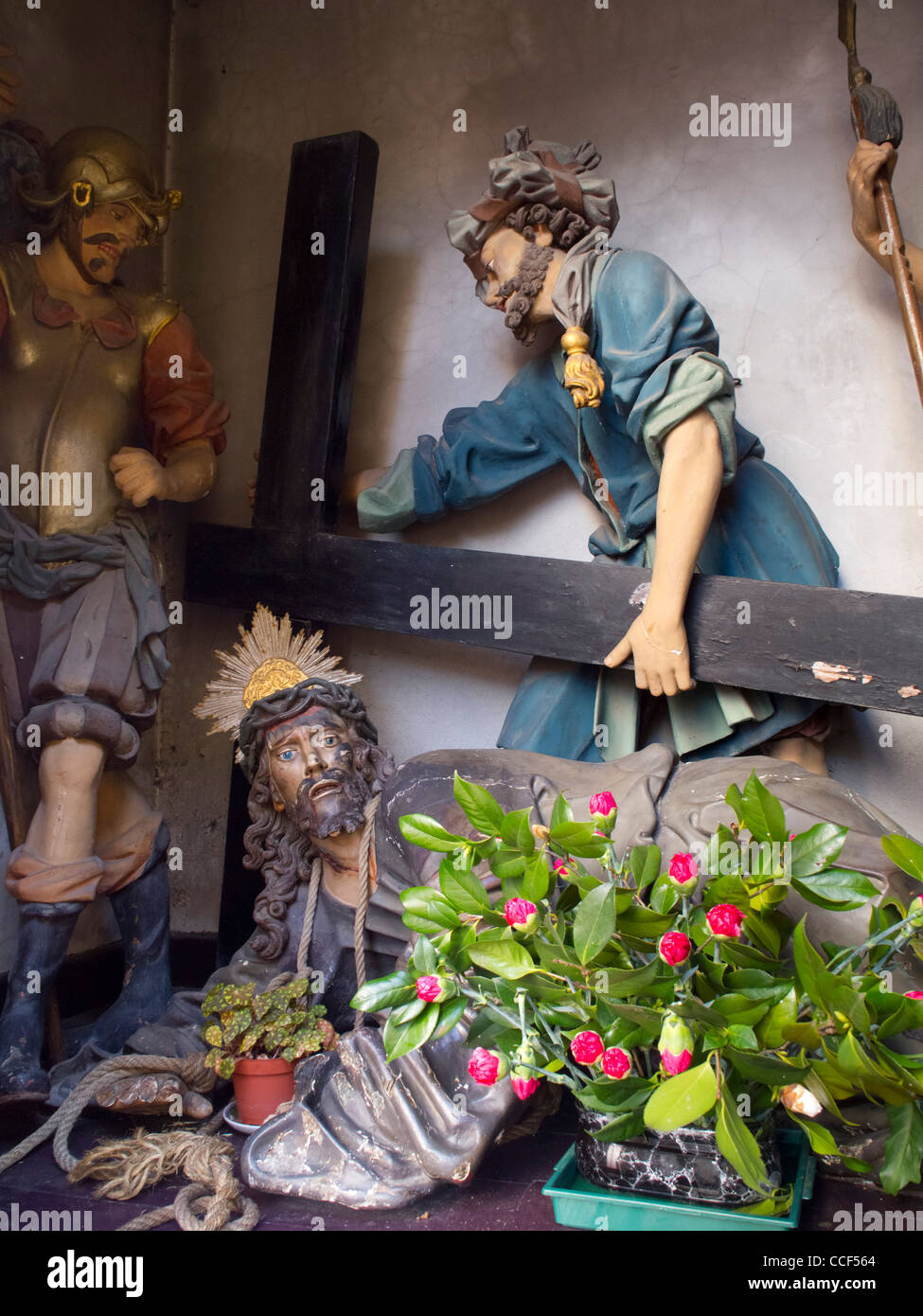 Statue che rappresentano una delle fasi della Passione di Cristo a Guimaraes, Portogallo Foto Stock