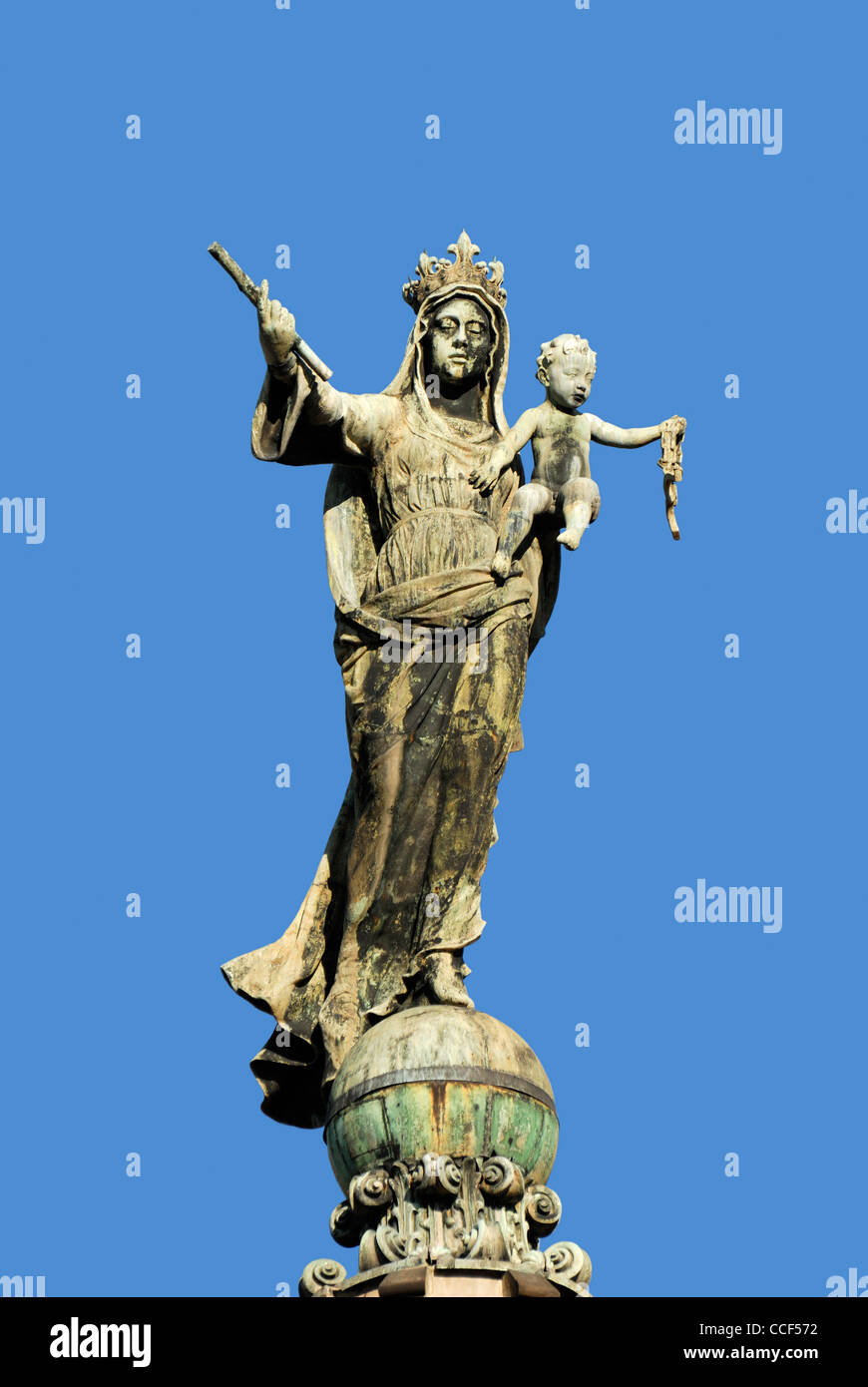 Barcellona, Spagna. Statua di Maria con Gesù sulla sommità della chiesa del Monastero di La Merce Foto Stock