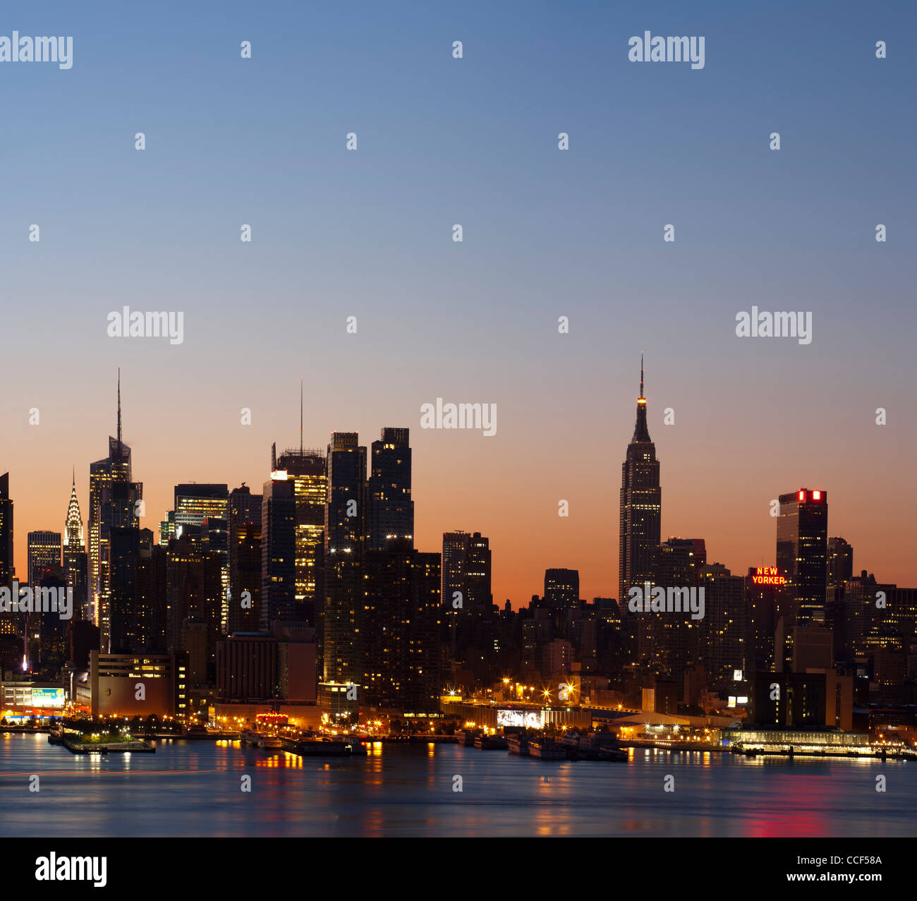 Sunrise dietro il Midtown skyline di Manhattan Foto Stock