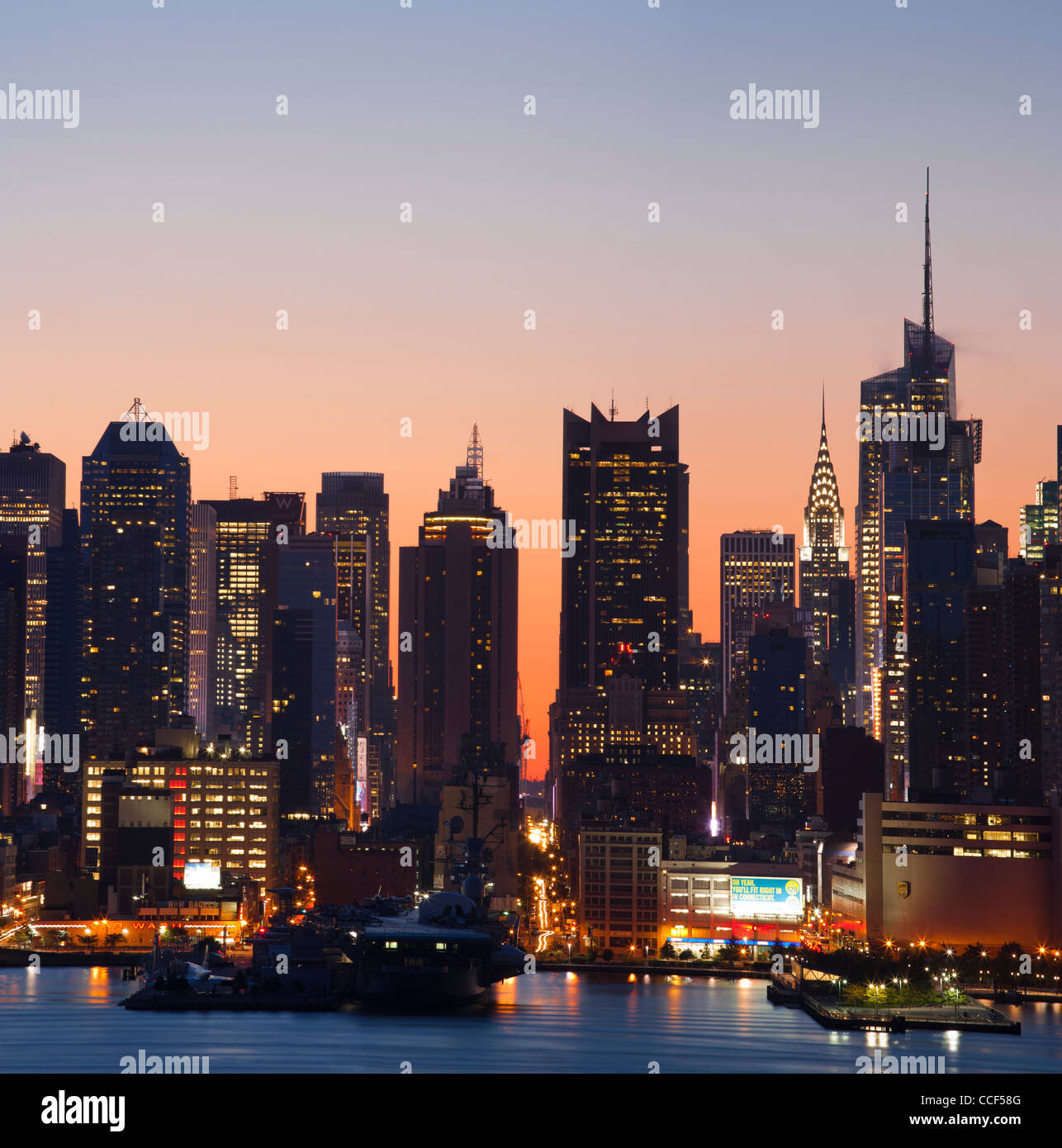Sunrise dietro il Midtown skyline di Manhattan Foto Stock